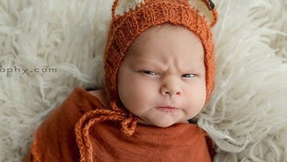 Hässiges Baby bei Baby-Fotoshooting
