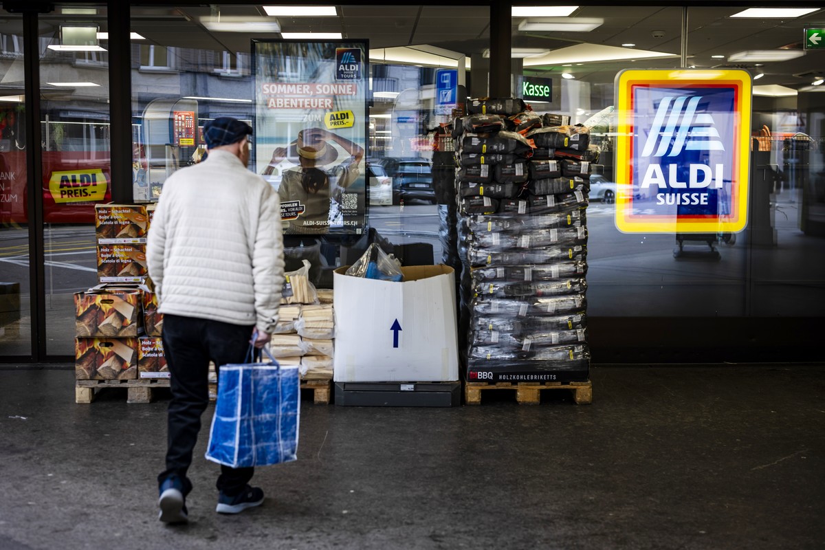Ein aelterer Mann geht an einer Aldi Suisse Filiale vorbei, aufgenommen am Dienstag, 25. Februar 2025 in Zuerich. (KEYSTONE/Michael Buholzer)