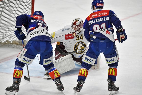 Der Zuercher Chris Baltisberger, links, scheitert am Genfer Torheuter Gauthier Descloux, rechts, beim Eishockeyspiel der National League ZSC Lions gegen Geneve-Servette HC im Zuercher Hallenstadion am ...