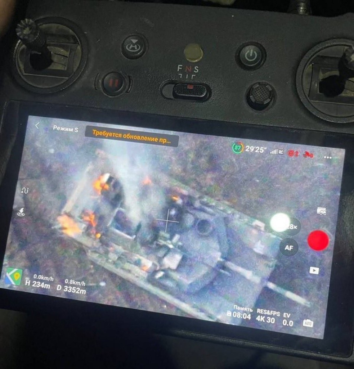 Abrams M1 en feu qui aurait été attaqué fin février 2024 dans la région d'Avdiïvka. Il s'agirait du premier des 31 chars américains à être endommagé ou détruit.
