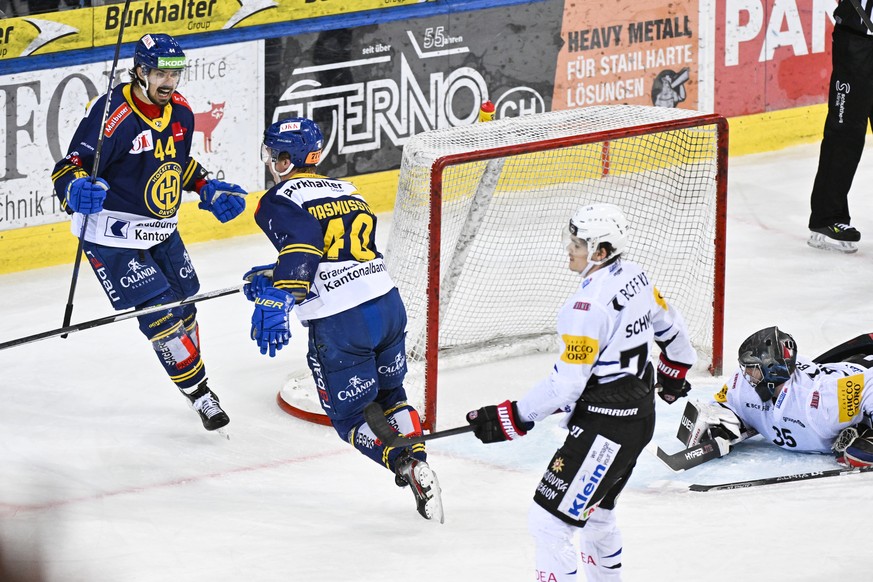 Davos&#039; Matej Stransky, links, und Dennis Rasmussen, bejubeln dessen 2-0 gegen Gotterons Torhueter Connor Hughes, beim Eishockey Spiel der National League zwischen dem HC Davos und dem HC Fribourg ...