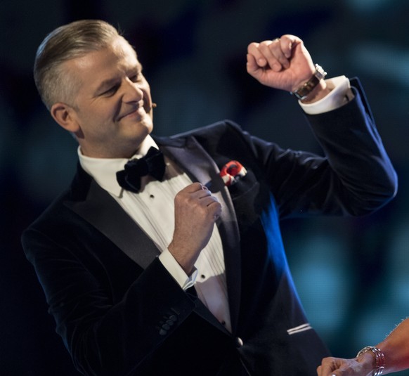 Die beiden Moderatoren Rainer Maria Salzgeber, links, und Sandra Studer unterhalten das Publikum an der Verleihung des Credit Suisse Sports Awards 2017, aufgenommen am Sonntag, 10. Dezember 2017, in Z ...