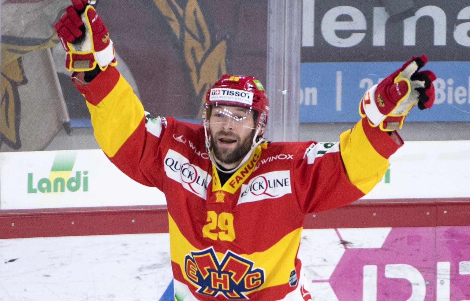 Biel&#039;s Beat Forster, Torschuetze zum 5:2, jubelt, waehrend dem Eishockey National League Spiel, zwischen dem EHC Biel und dem HC Genf-Servette am Samstag 6. Januar 2018 in der Tissot Arena in Bie ...