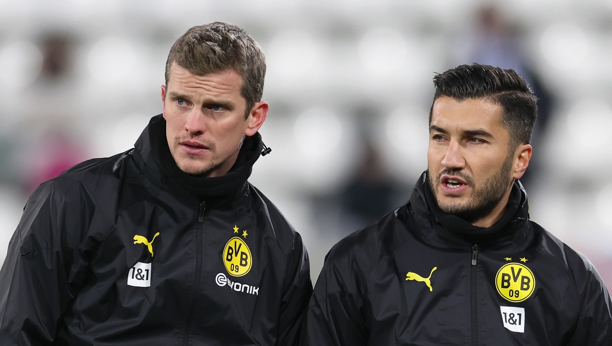 epa11074100 Dortmund's assistant coaches Sven Bender (L) and Nuri Sahin (R) talk before the German Bundesliga soccer match between SV Darmstadt 98 and Borussia Dortmund in Darmstadt, Germany, 13  ...