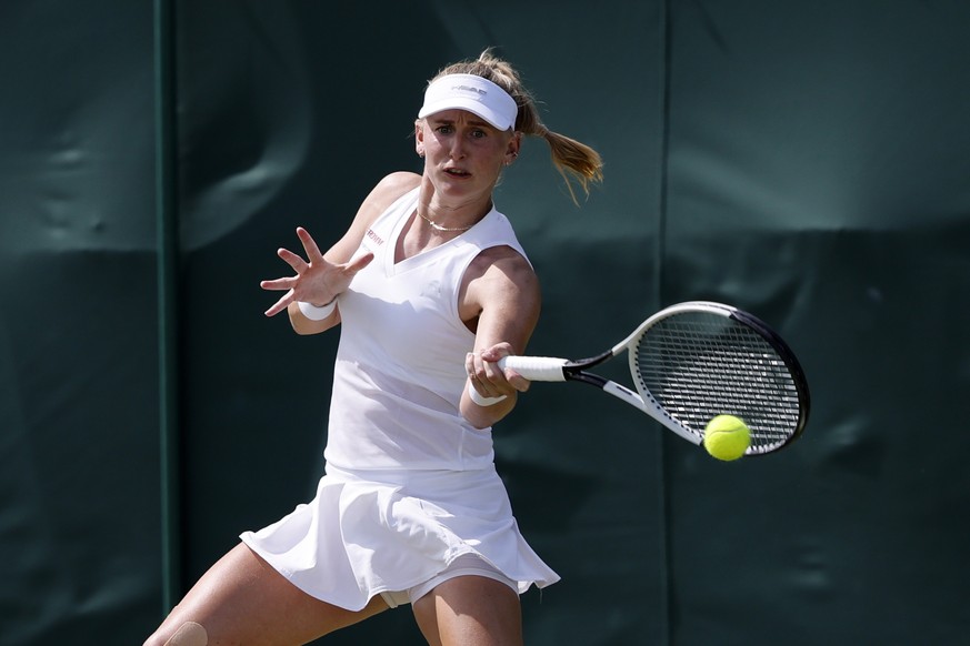 epa12208509 Jil Teichmann of Switzerland in action during the Women&#039;s 1st round match against Lucia Bronzetti of Italy at the Wimbledon Championships, Wimbledon, Britain, 01 July 2025. EPA/TOLGA  ...