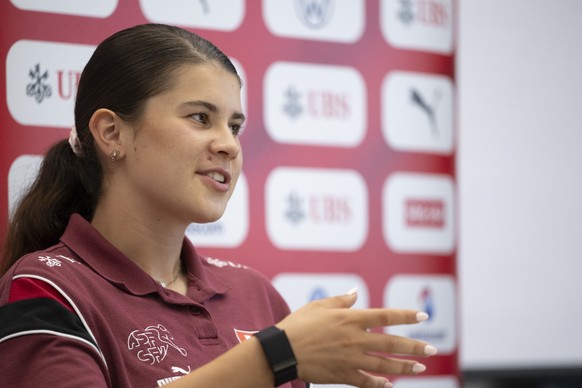 Die Spielerin Noemi Ivelj von der Schweizer Frauen Fussball Nationalmannschaft waehrend einer Medienkonferenz, anlaesslich eines Trainings der Schweizer Frauen Fussball Nationalmannschaft vor dem Star ...