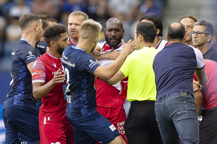 Gerangel zwischen Spieler und Staff des FC Luzern und des FC Sion im Fussball Meisterschaftsspiel der Super League zwischen dem FC Luzern und dem FC Sion, am Samstag, 27. August 2022 in Luzern. (KEYST ...