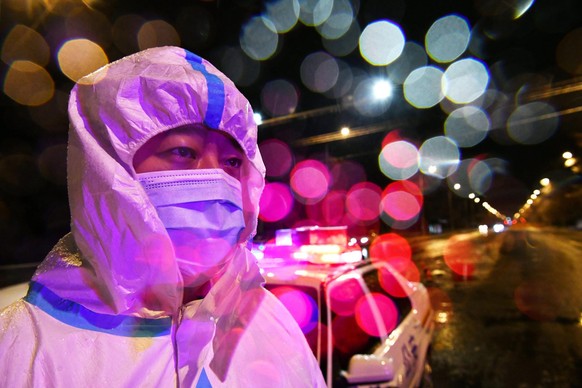 IMAGO / Xinhua

(211108) -- HARBIN, Nov. 8, 2021 -- A police officer stands guard in freezing rain in Pingfang District, Harbin, northeast China s Heilongjiang Province, Nov. 8, 2021. Despite the low  ...