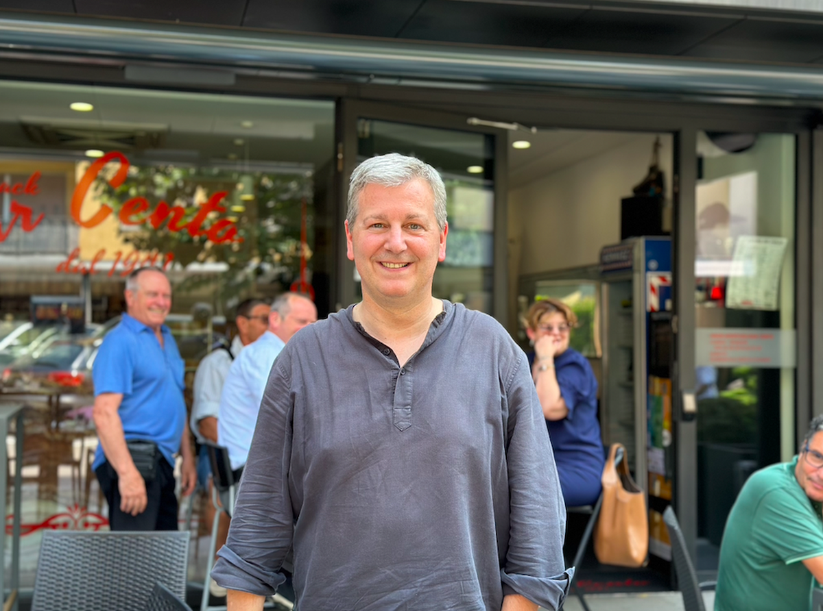 SVP-Präsident und Tessiner Ständerat Marco Chiesa vor einem Bistro in Lugano, wo er watson für das grosse Wahljahr-Interview trifft. Aufgenommen am 11. Juli 2023.