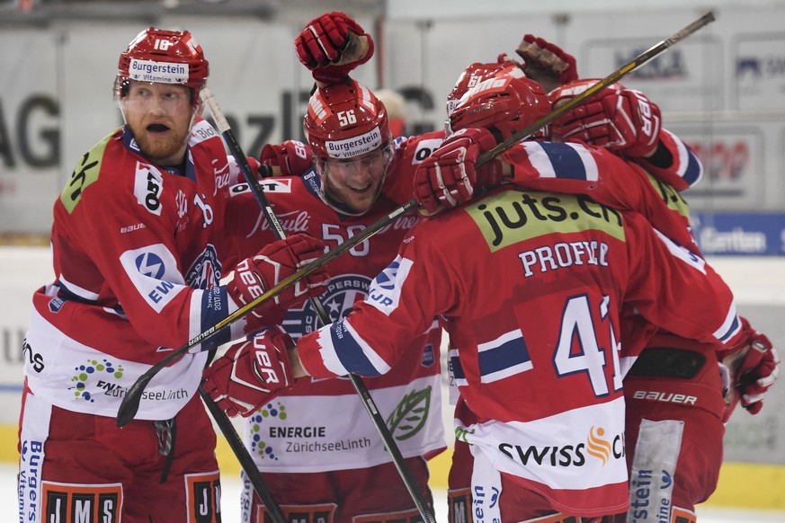 Die Rapperswiler um Torschuetze Martin Ness bejubeln sein 3-2, im fuenften Playoff-Halbfinalspiel der Eishockey Swiss League zwischen den SC Rapperswil-Jona Lakers und dem HC Ajoie, am Freitag, 23. Ma ...