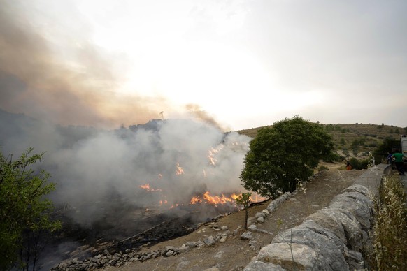 epa09410306 A view of the fire in the territories of Giarratana and Monterosso Almo near Ragusa, Sicily Island, southern Italy, 11 August 2021. The Fire Brigade, the Civil Protection, and the Forest G ...