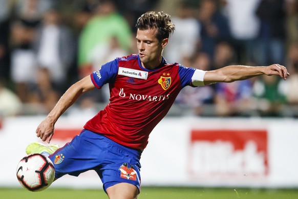 Le milieu balois Valentin Stocker marque face au gardien genevois Fabio Monteiro lors de la rencontre de football de 16e de finale de la Coupe Suisse entre Meyrin FC et FC Basel (FCB) ce samedi 14 sep ...