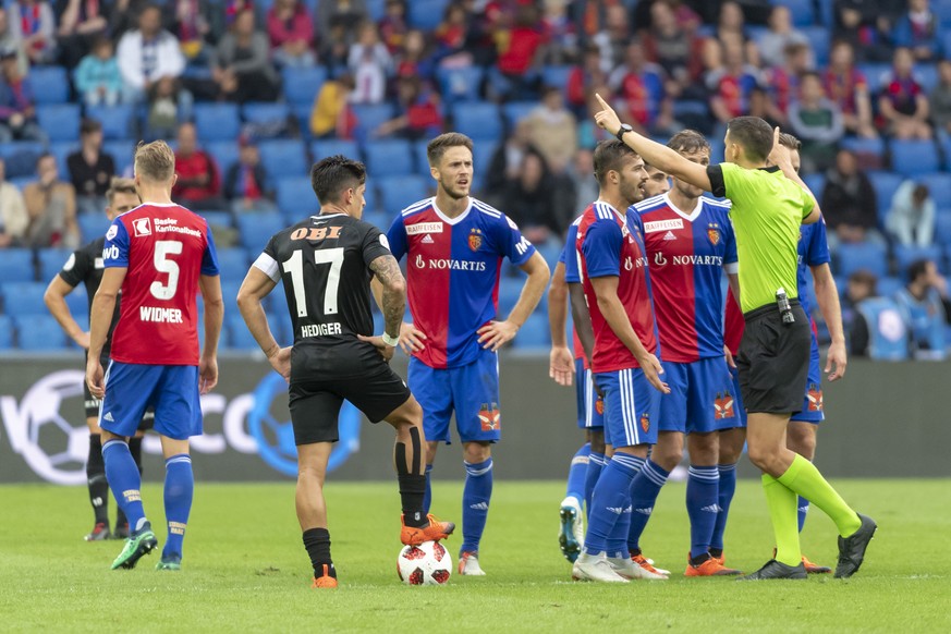 Schiedsrichter Lionel Tschudi, rechts, schickt nach der roten Karte gegen Basels Taulant Xhaka die reklamierenden Spieler weg im Fussball Meisterschaftsspiel der Super League zwischen dem FC Basel 189 ...