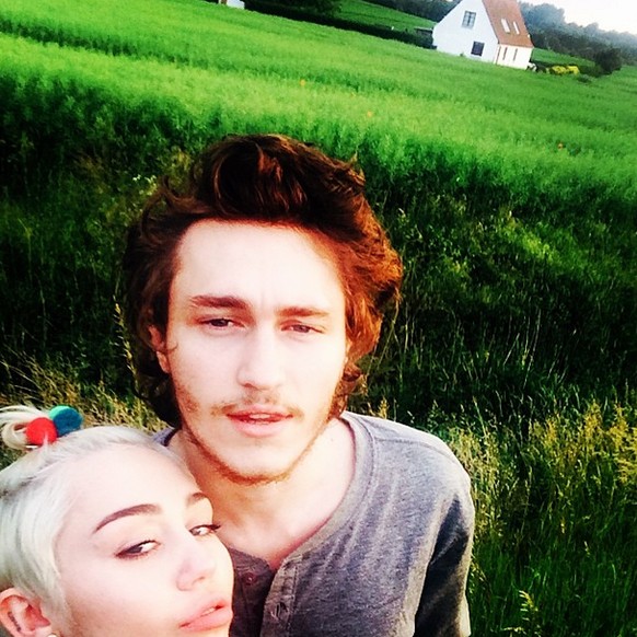 Das ist nicht Tylor, sondern Miley mit ihrem jetzigen Beau. Typenähnlich, oder?