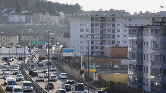 ARCHIV - ZU DEN THEMEN AN DER SOMMERSESSION DER EIDGENOESSISCHEN RAETE AM DIENSTAG, 18. JUNI 2019, STELLEN WIR IHNEN FOLGENDES BILDMATERIAL ZUR VERFUEGUNG - View onto the highway section A1L between t ...