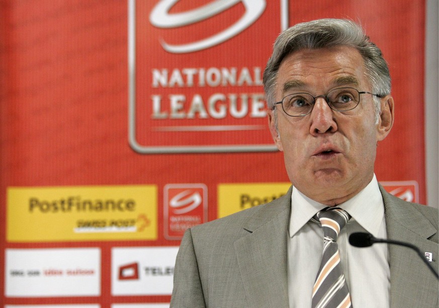 Fredy Egli, Zentralpraesident, Swiss Ice Hockey, spricht an der Medienkonferenz von Swiss Eishockey am Mittwoch 27. August 2008 in Bern. (KEYSTONE/PHOTOPRESS/Marcel Bieri)