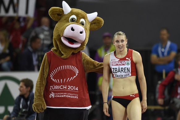 Maskottchen Cooly muss Noemi Zbären nach ihrem Ausscheiden trösten.