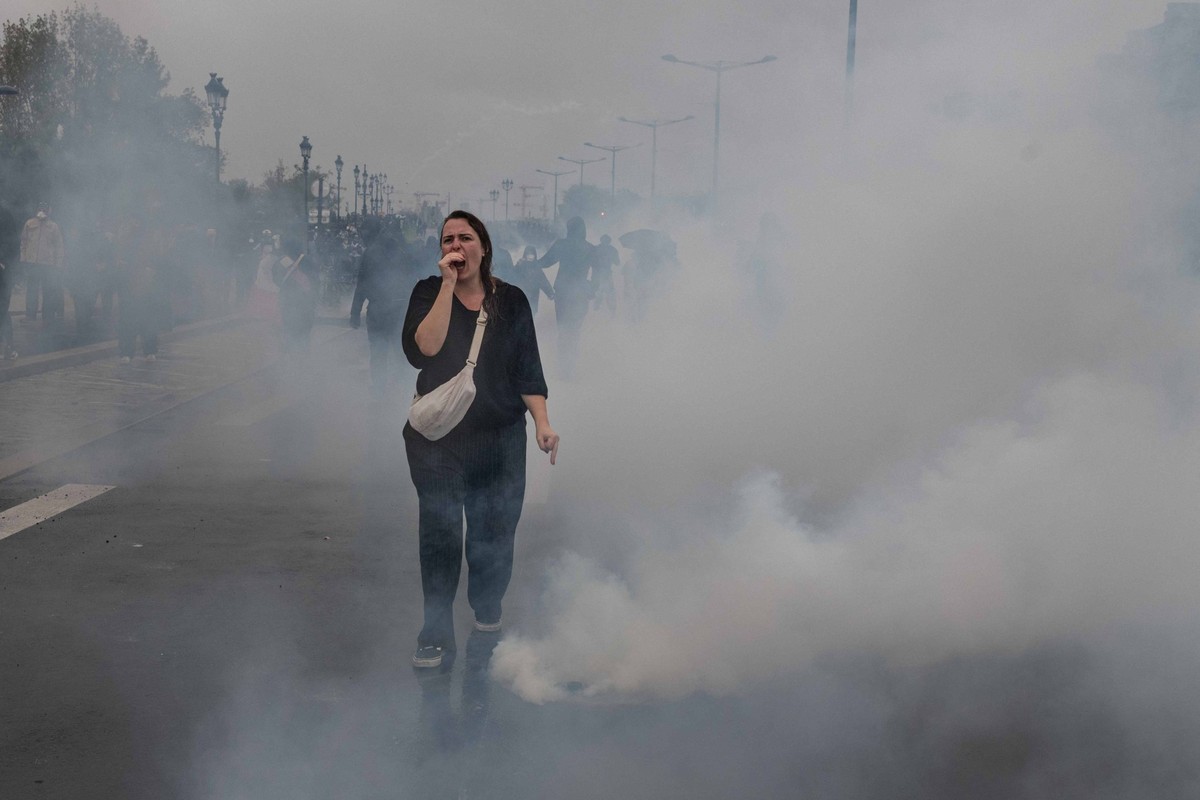 L'impact du gaz lacrymogènes sur la santé des femmes questionne en France. Ici une manifestante à Bordeaux (sud-ouest).