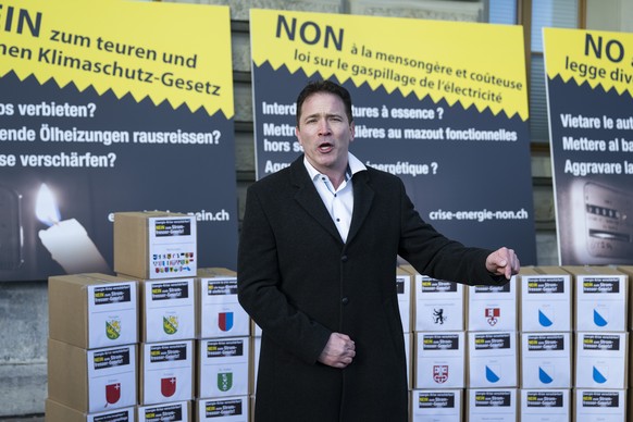 Nationalrat Michael Graber, SVP-VS, und weitere Vertreter von der SVP Schweiz reichen mit ueber 50 000 Unterschriften das Referendum gegen das Klimaschutzgesetz ein, am Donnerstag, 19. Januar 2023, in ...