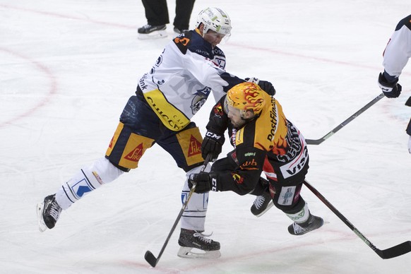 Berns Topscorer Andrew Ebbett, rechts, im Duell mit Zugs Timo Helbling, links, waehrend dem Eishockey National League Spiel zwischen dem SC Bern und dem EV Zug, am Samstag, 3. Februar 2018, in der Pos ...