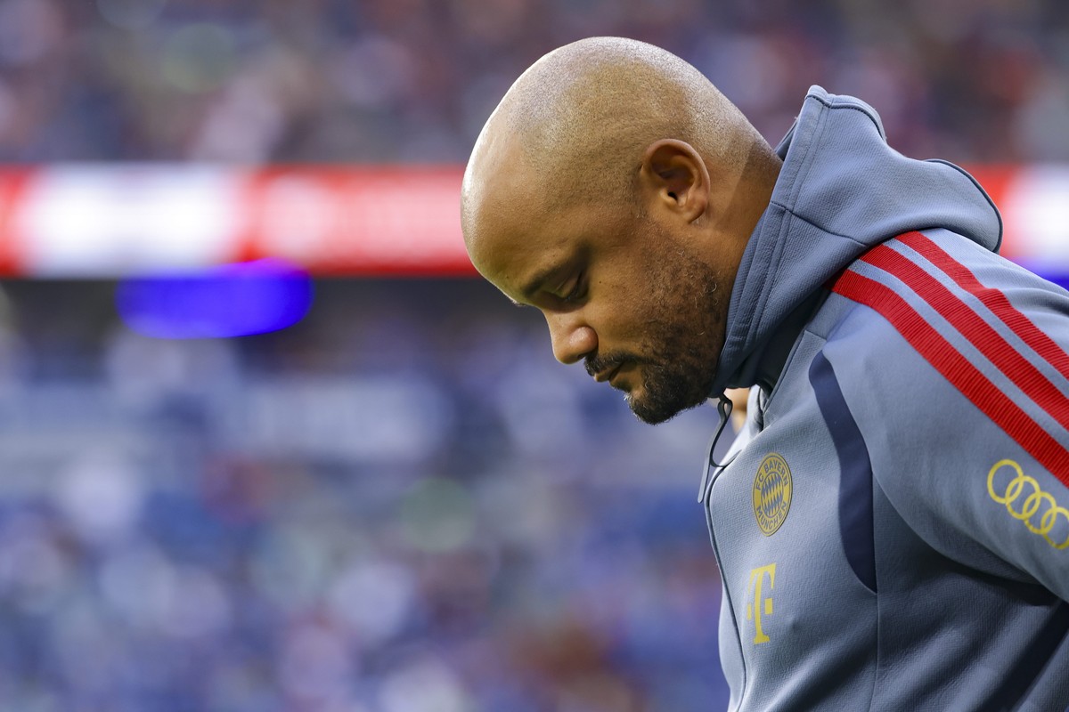 epa13214631 Head coach Vincent Kompany of Munich reacts ahead the German Bundesliga soccer match between FC Schalke 04 and Bayern Munich in Gelsenkirchen, Germany, 05 September 2026. EPA/CHRISTOPHER N ...