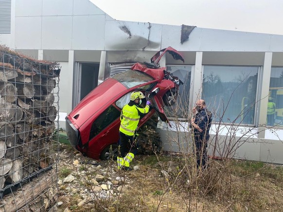 Ein 80-jähriger Autolenker ist nach einer 300 Meter langen Irrfahrt am 17. Mai 2022 in die Fassade des Gemeindehauses in Villigen AG geprallt.