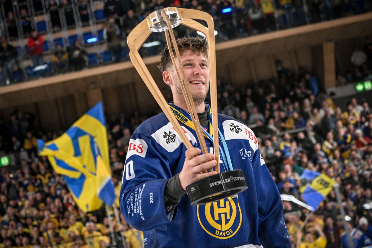 epaselect epa11050610 Davos' Enzo Corvi celebrate with the trophy after winning the final game between Switzerland's HC Davos and HC Dynamo Pardubice, at the 95th Spengler Cup ice hockey tou ...