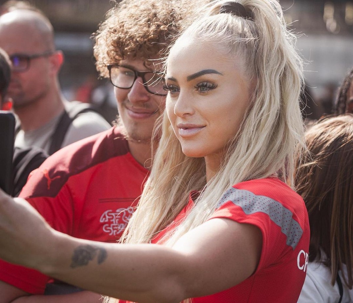 Alisha Lehmann et un fan. L'attaquante de la Nati Alisha Lehmann est la footballeuse la plus influente de la planète sur Instagram, d'après les analyses d'une société spécialisée dans l ...