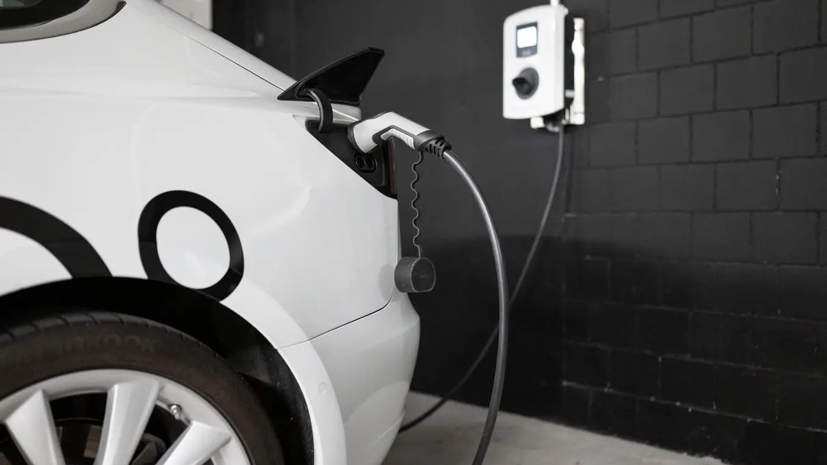Ob das Elektroauto in der Garage geladen werden kann, hängt in der Schweiz vom Willen der Vermieter ab.