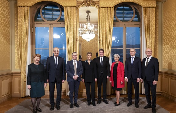 Der neu zusammengesetzte Bundesrat, von links, Bundespraesidentin Viola Amherd, Guy Parmelin, Ignazio Cassis, Karin Keller-Sutter, Albert Roesti, Elisabeth Baume-Schneider, Beat Jans und Bundeskanzler ...