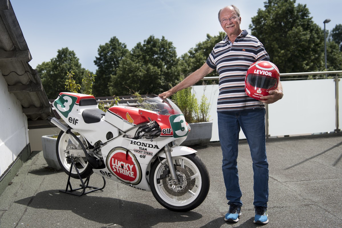 ARCHIV - ZUM TOD DES EHEMALIGEN SCHWEIZER MOTORRADRENNFAHRERS JACQUES CORNU STELLEN WIR IHNEN FOLGENDE ARCHIVBILDER ZUR VERFUEGUNG - L'ancien pilote moto Jacques Cornu pose avec sa moto 250 cm3 L ...