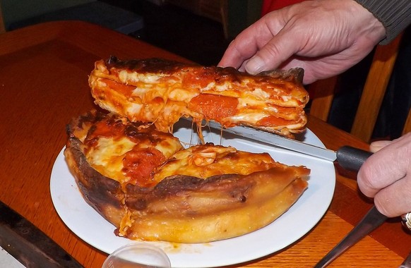 Canadian Pizza Cake Kanada essen food https://en.wikipedia.org/wiki/Pizza_cake#/media/File:Sliced_pizza_cake,_Windsor,_Ontario.jpg