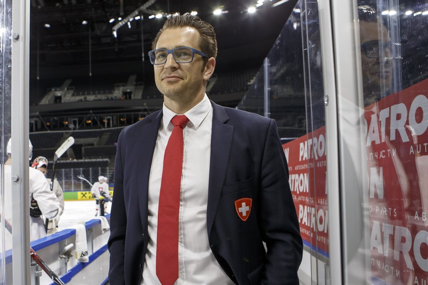 Raeto Raffainer, center, Director of National Teams of the Swiss Ice Hockey, looks the Switzerland&#039;s players, during a Swiss team training optional session of the IIHF 2018 World Championship, at ...