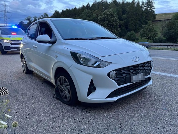 Das Nagelband der Polizei liess alle vier Reifen platzen.