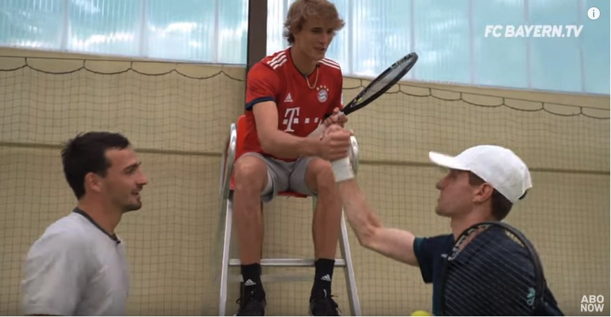 Der Handschlag unter Sportsmännern: Hummels und Müller treten in Tennis-Kleidung auf, Zverev trägt das Bayern-Trikot.