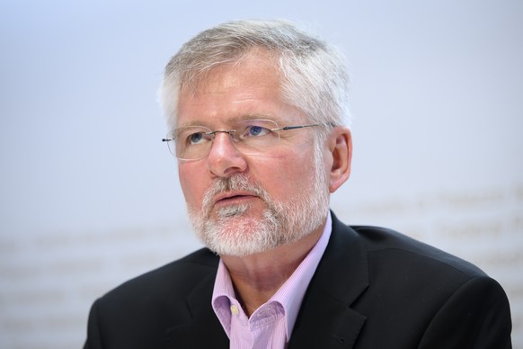 Rudolf Hauri, Kantonsarzt Zug, spricht waehrend einer Medienkonferenz zur Situation des Coronavirus (COVID-19), am Donnerstag, 30. Juli 2020 in Bern. (KEYSTONE/Anthony Anex)