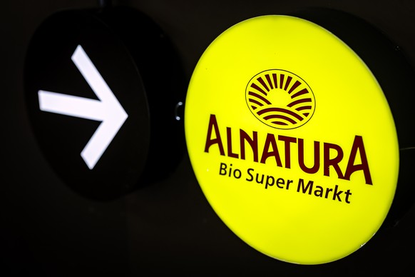 Das Logo einer Alnatura Filiale, aufgenommen am Dienstag, 25. Februar 2025 in Zuerich. Die Migros setzt ihre Konzentration aufs Kerngeschaeft fort. Der Detailhaendler verkauft ihre Moebelhaendlerin Mi ...