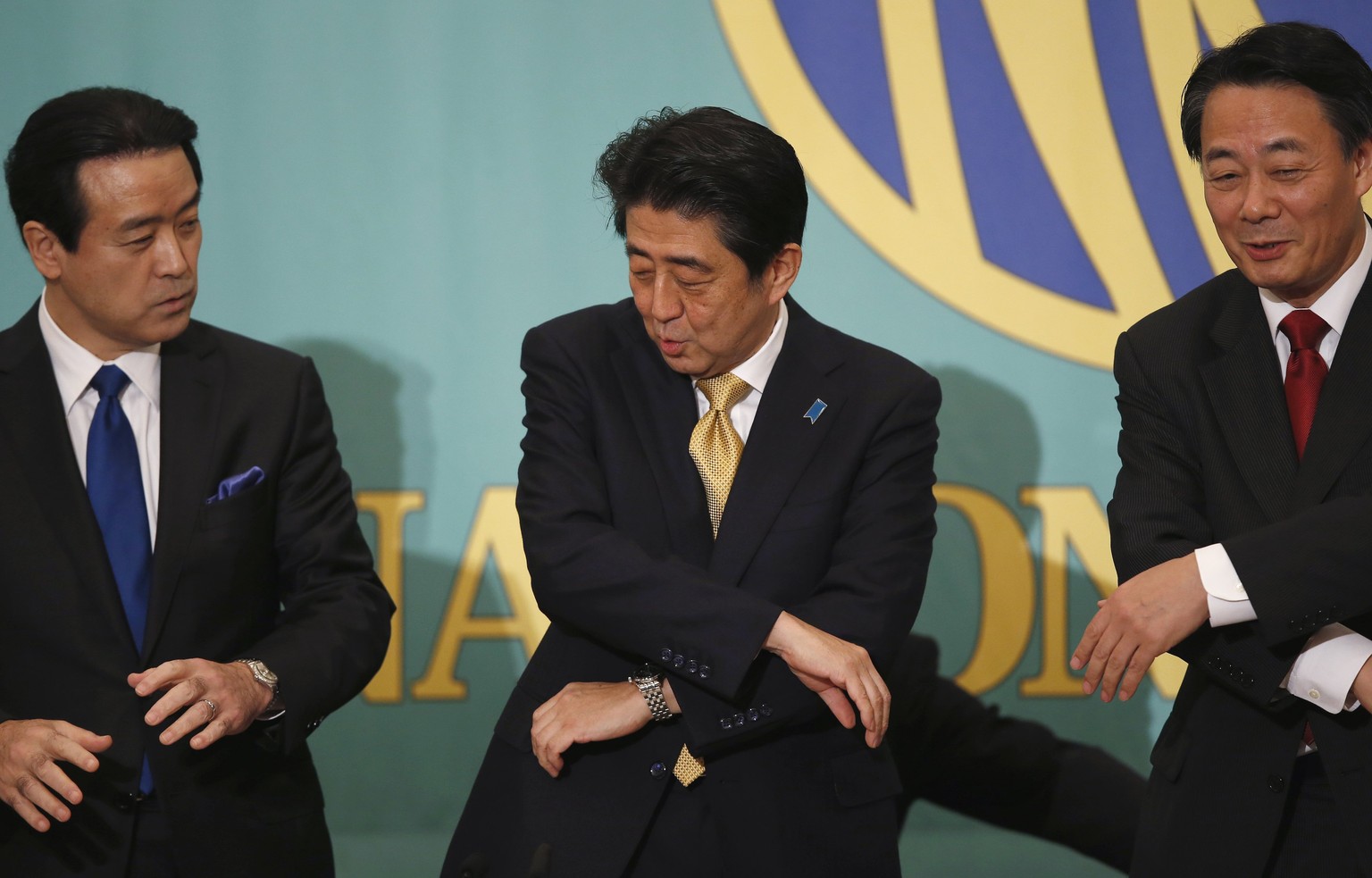 Treffen von drei Parteichefs in Japan: Shinzo Abe (Mitte) von der Liberaldemokratischen Partei (LDP), Banri Kaieda (rechts) von der Demokratische Partei (DPJ) und Kenji Eda (links) von der Innovationspartei.