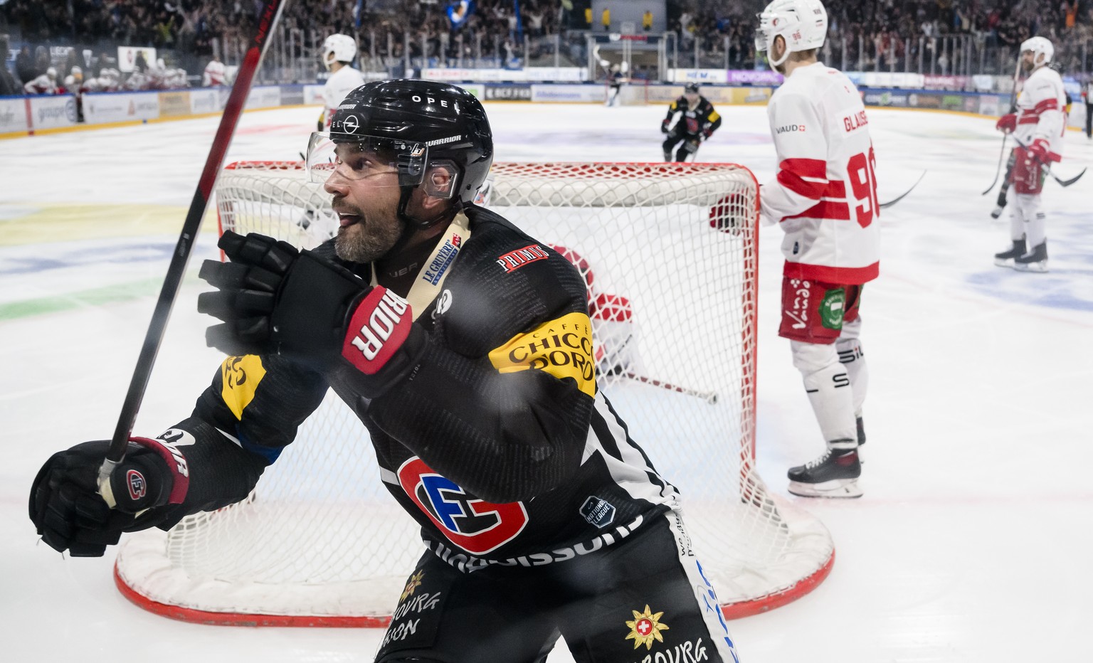 Joie du defenseur fribourgeois Philippe Furrer, centre, apres avoir marque le but de la victoire en prolongation face au gardien lausannois Luca Boltshauser lors de la rencontre de playoff 1/4 de fina ...