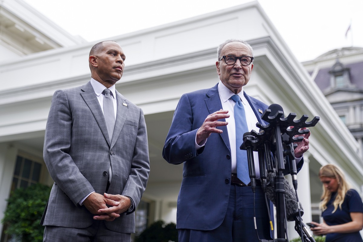 epa12415626 Senate Minority Leader Chuck Schumer and House Minority Leader Hakeem Jeffries deliver remarks to the news media following a meeting of Congressional leadership with President Trump at the ...