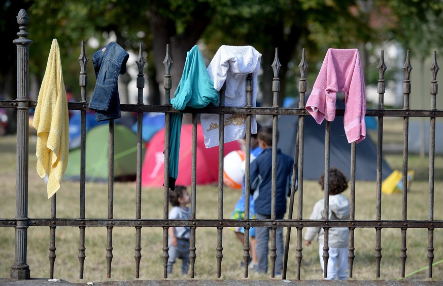 Unter den Flüchtlingen, die kein Dach über dem Kopf haben, sind auch Kinder und Frauen. Nach wie vor gibt es in Traiskirchen unbegleitete Minderjährige, die nicht geschützt sind. &nbsp;