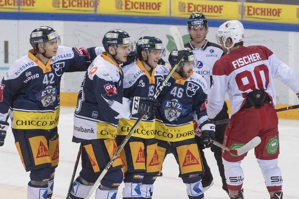 Die Zuger feiern das 3:1beim Eishockey Meisterschaftsspiel in der Qualifikation der National League zwischen dem EV Zug und dem HC Lausanne vom Dienstag, 12. September 2017 in Zug. (KEYSTONE/Urs Fluee ...