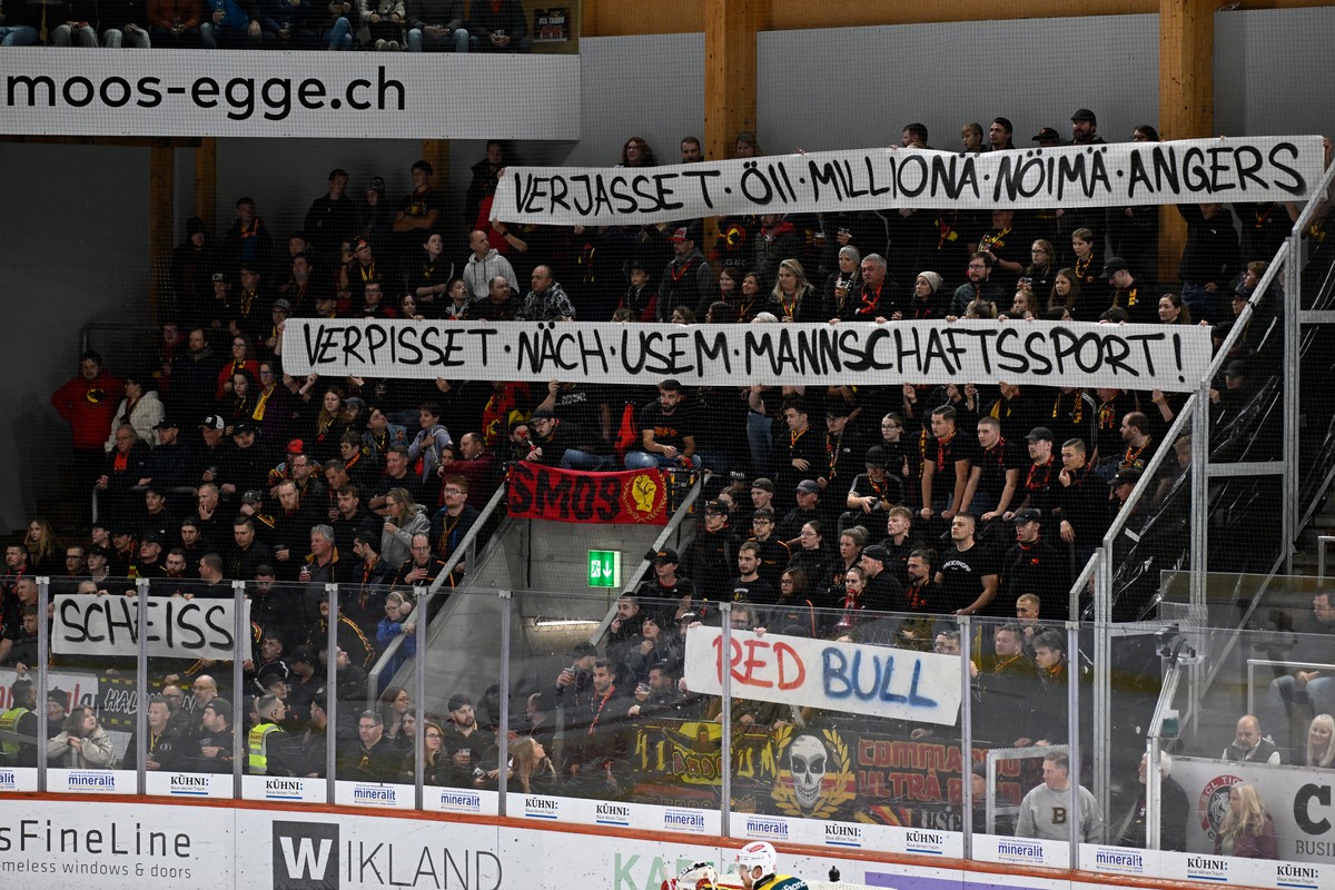 SC Bern Fans demonstrieren gegen Red Bull, beim Eishockey-Qualifikationsspiel der National League, zwischen den SCL Tigers und dem SC Bern, am Samstag, 17. Oktober 2026, in der Emmental Versicherung A ...