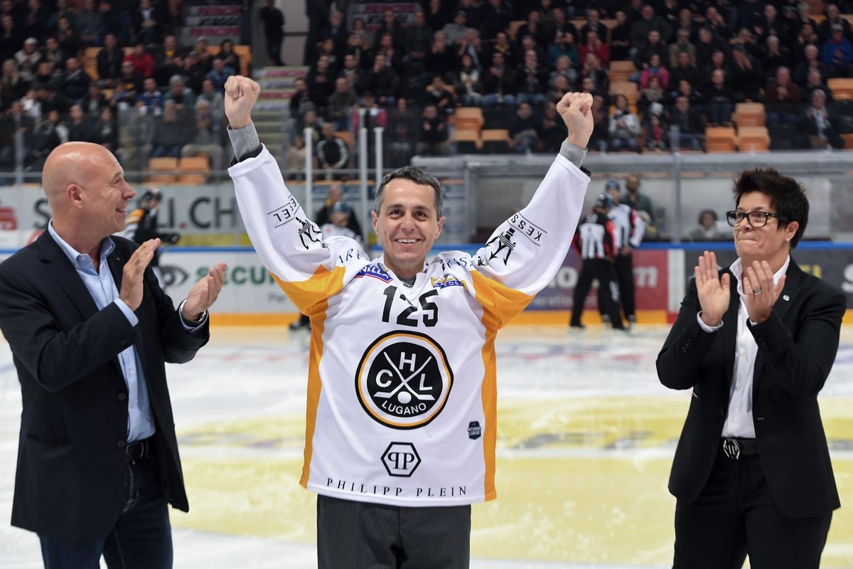 Fabio Regazzi, Swiss Federal Councillor Ignazio Cassis and Lugano's president Wicky Mantegazza, from left, before the regular season game of National League (NL) Swiss Championship 2017/18 betwee ...