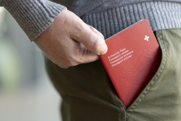 ***SYMBOLBILD*** Muster eines neuen Schweizer Passes, fotografiert am Dienstag, 1. November 2022, in Bern. Seit dem 31. Oktober 2022 gibt es eine neue Pass-Serie. Der neue Pass kann bei den kantonalen ...
