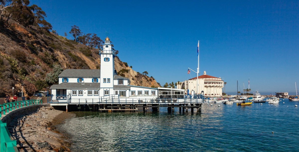USA, California, Catalina Island - November 24, 2009: Old pier on the beach in the town of Avalon on Catalina Island in the Pacific Ocean xkwx america avalon bay blue boat boats california casino cata ...