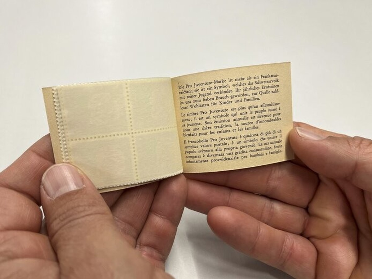 Im kollektiven Gedächtnis vieler Schweizer:innen verankert: In der Schulzeit haben sie für Pro Juventute solche goldenen Umschläge mit Pro-Juventute-Briefmarken verkauft.