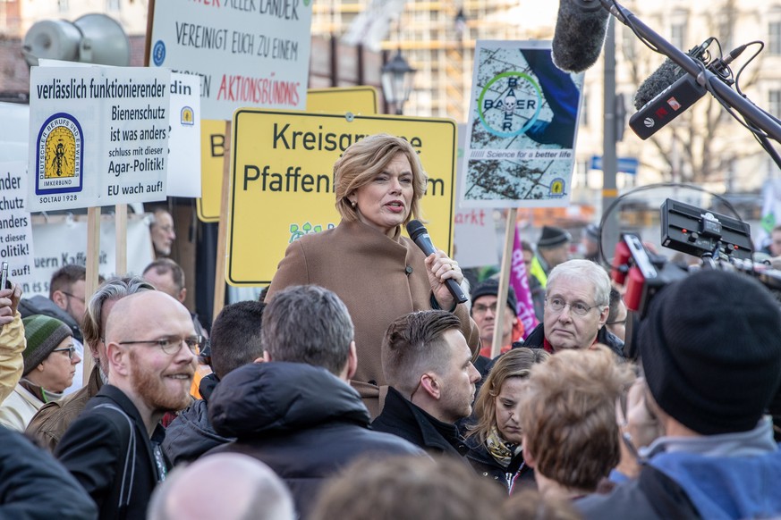 epa08137710 German Minister of Food and Agriculture Julia Kloeckner (C) delivers a speech during a German farmers demonstration in front of German Foreign Ministry, where an international agricultural ...