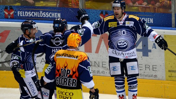 Die Ambri-Spieler bejubeln das 1:0.