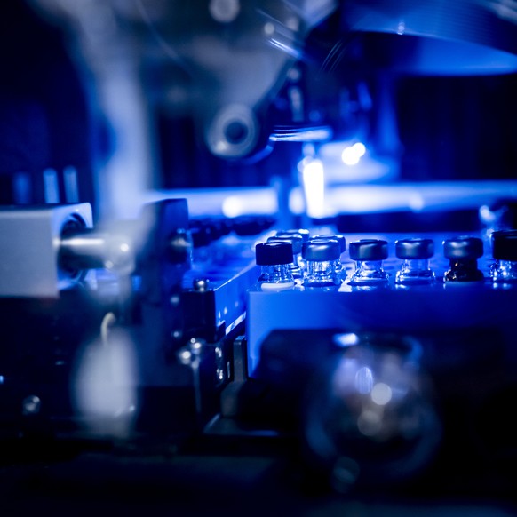 Des flacons en cours d'analyse dans une machine du LAD, le Laboratoire suisse d'Analyse du Dopage, une antenne du Chuv le jeudi 4 decembre 2025 a Epalinges, pres de Lausanne. Le Laboratoire  ...